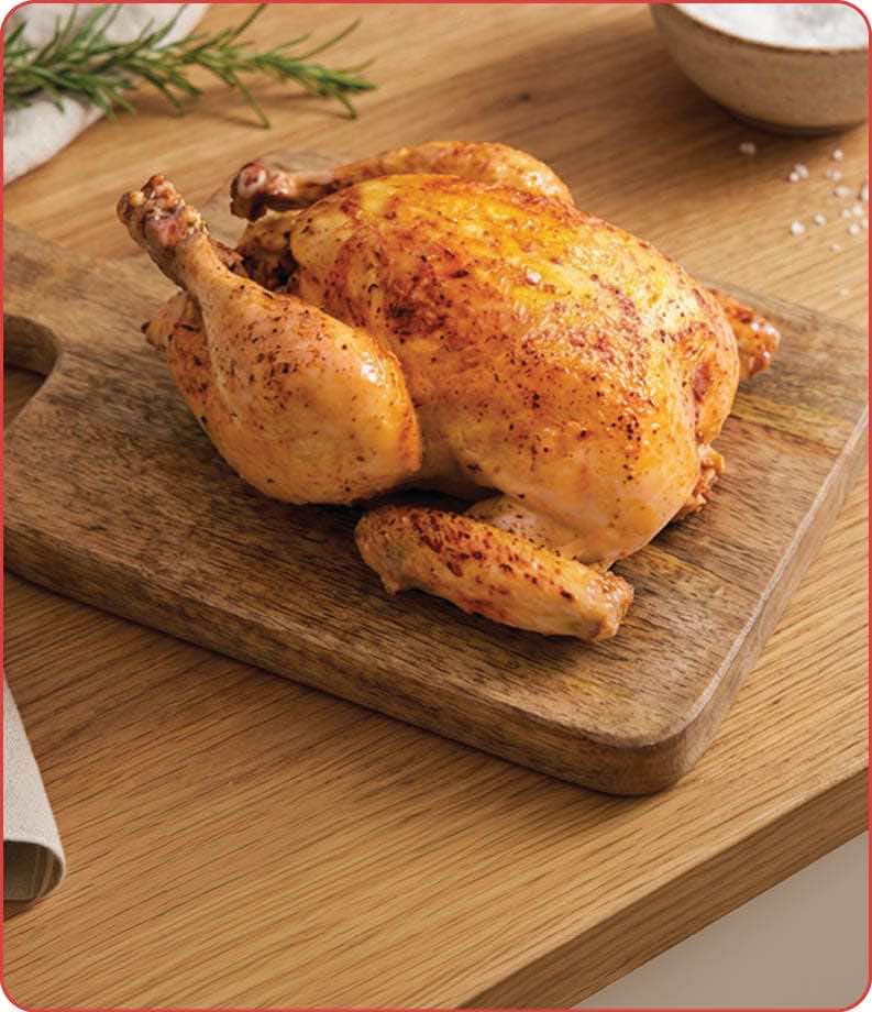 Poulet r ti dor pos  sur une planche   d couper en bois.  Description g n r e par IA