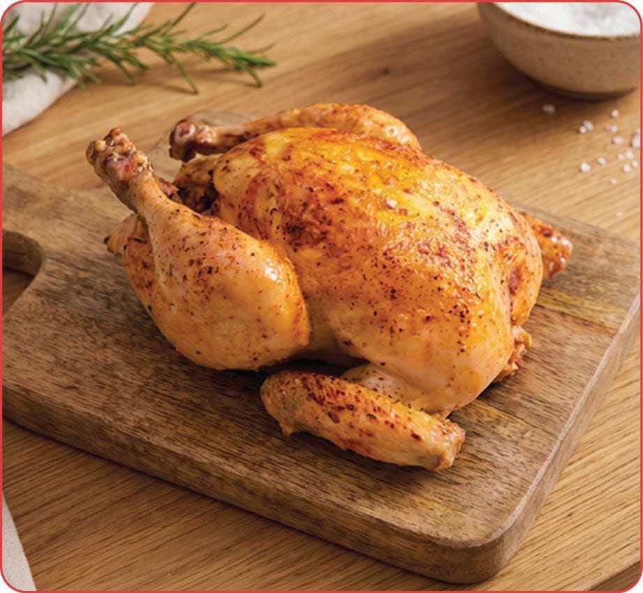 Poulet r ti dor pos  sur une planche   d couper en bois.  Description g n r e par IA